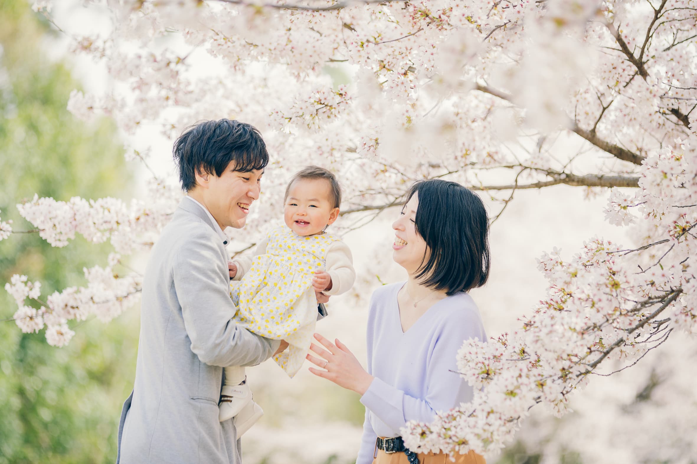 黄色の服を着た女の子と父親と母親