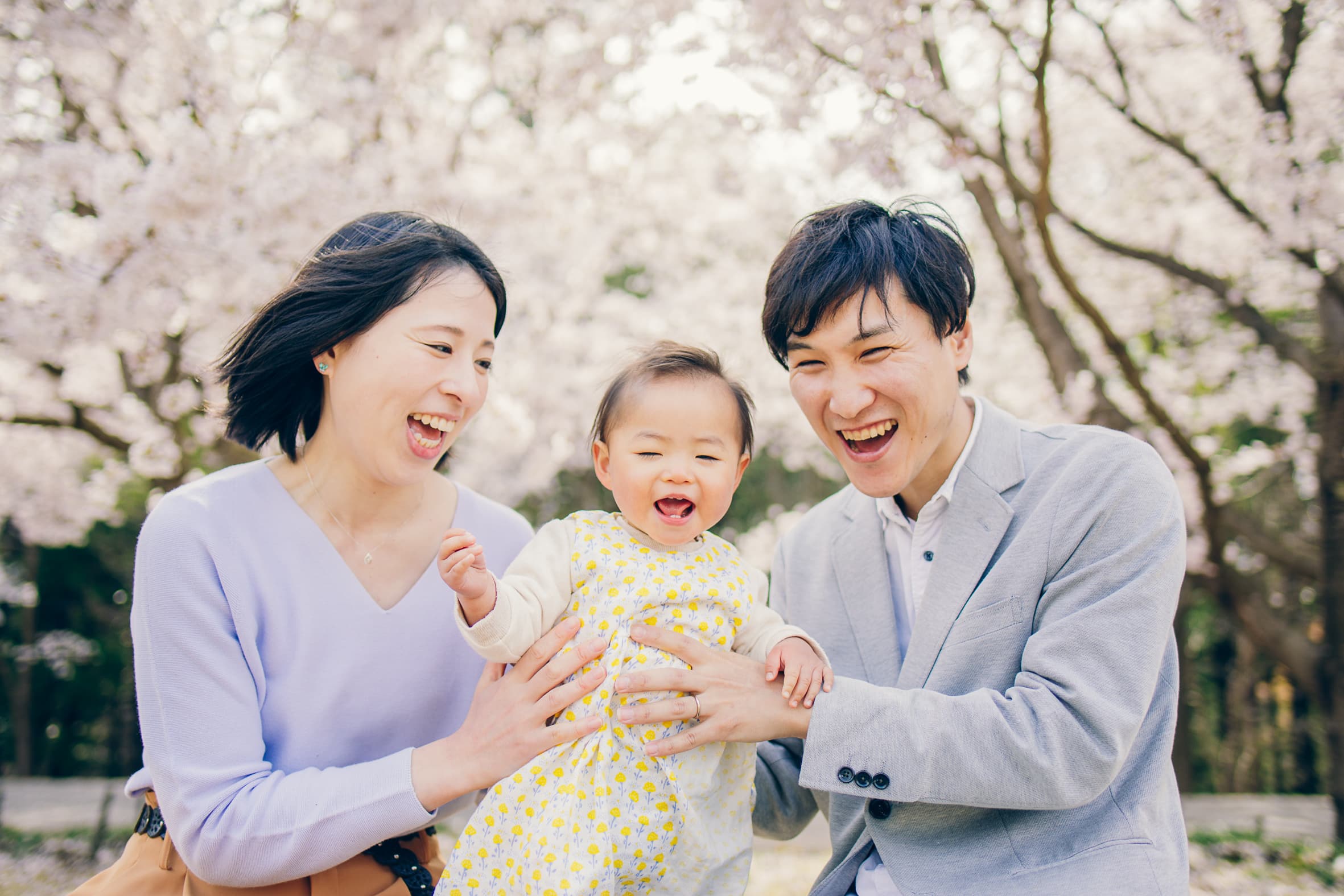 はじける笑顔の三人家族