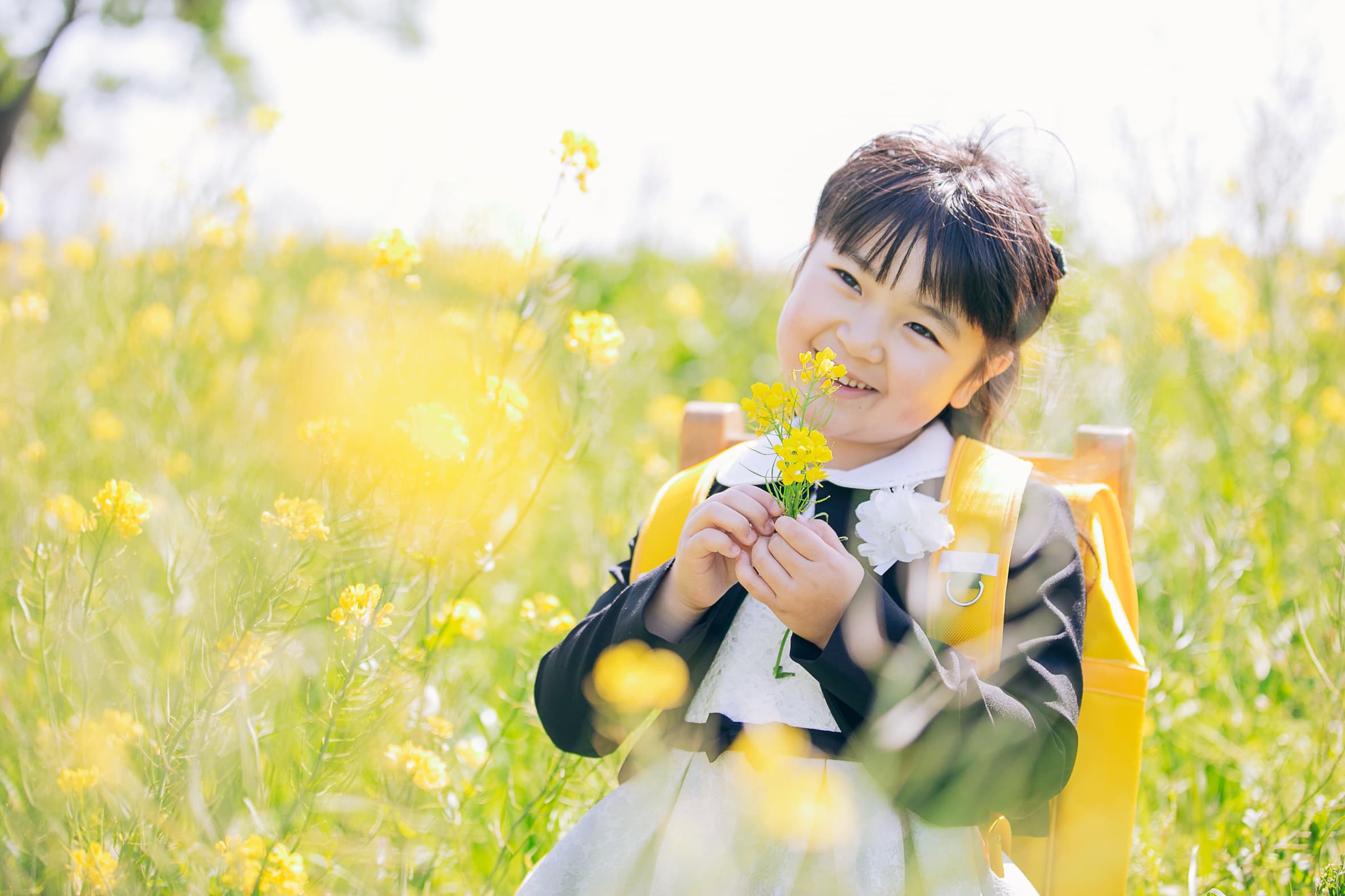 菜の花畑で微笑む少女