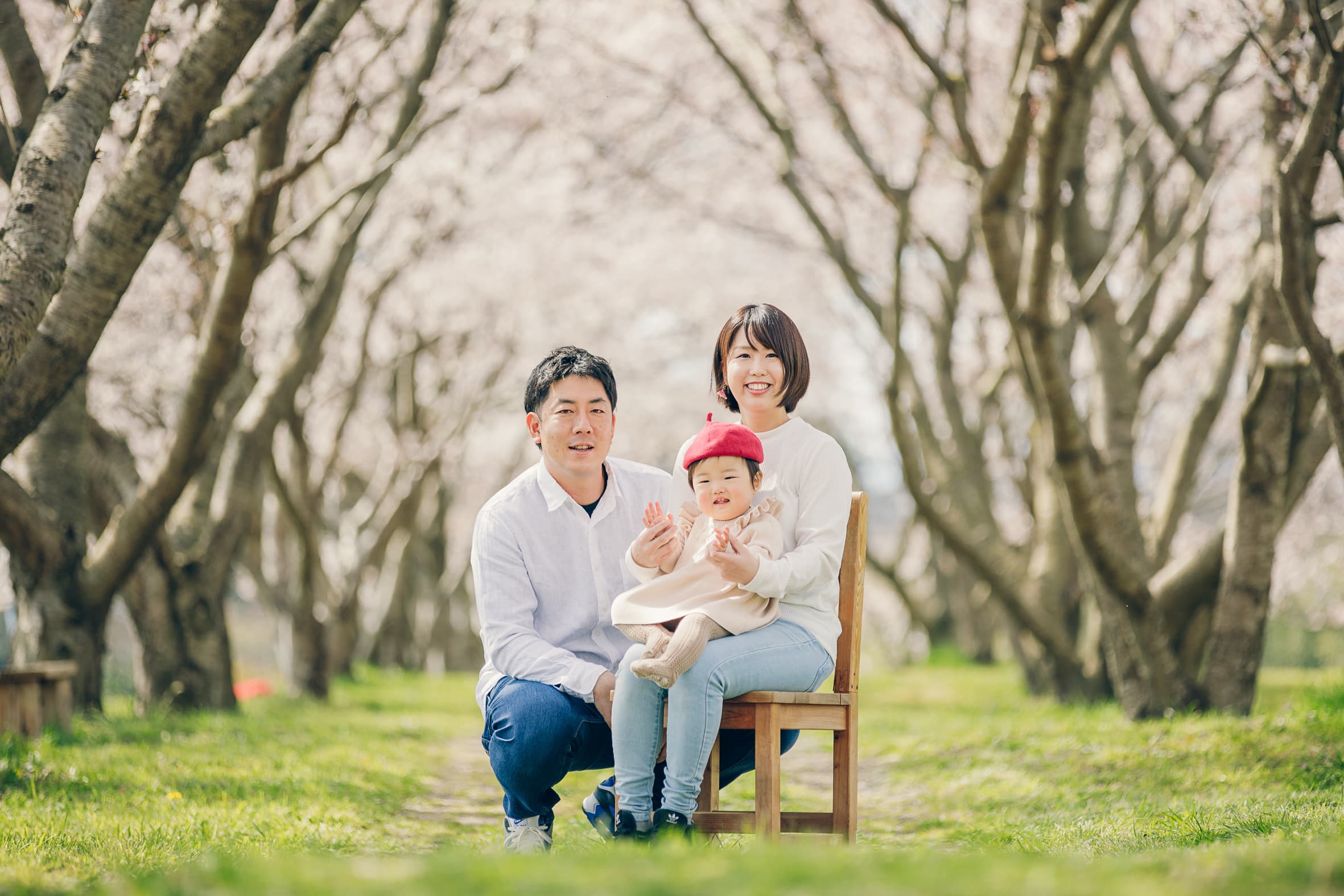 赤いベレー帽をかぶった女の子と父親と母親